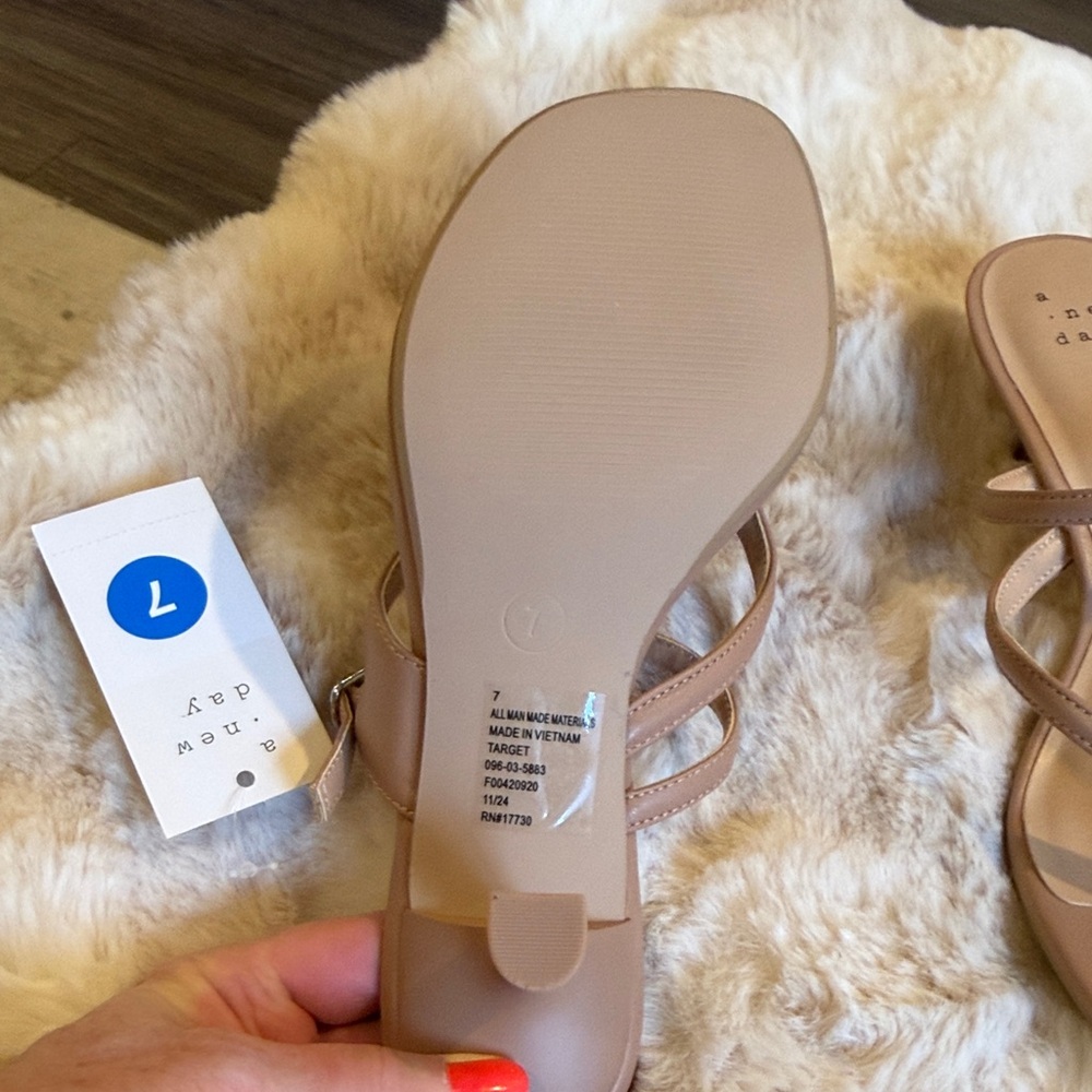 a new day Women's Tan Strappy Toe-Loop Sandals size 7 NWT - Picture 4 of 8